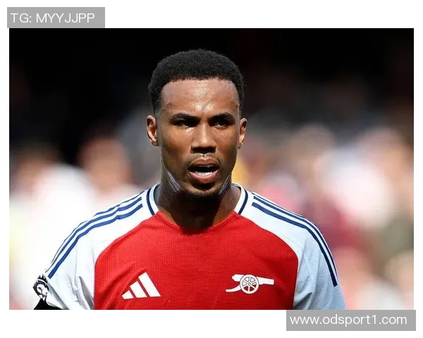 阿森纳前场定位球险情加布里埃尔头球击中横梁赖斯补射被挡